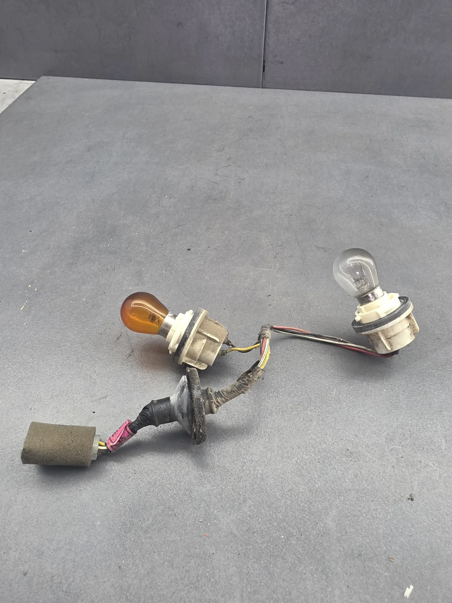 Soclu Becuri Lampa Stop Pe Aripa Stanga Chevrolet Spark 2008 Piese auto în Satu Mare, Satu-Mare Dezmembrari