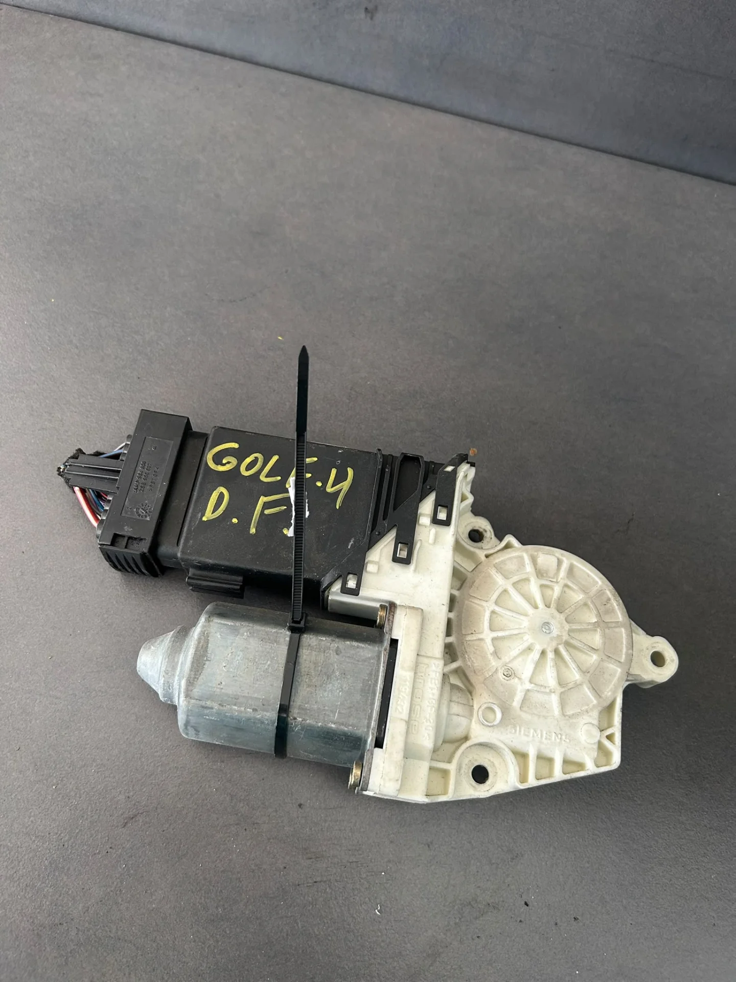 Motoras Macara Geam Fata Dreapta Volkswagen Vw Passat 2003 