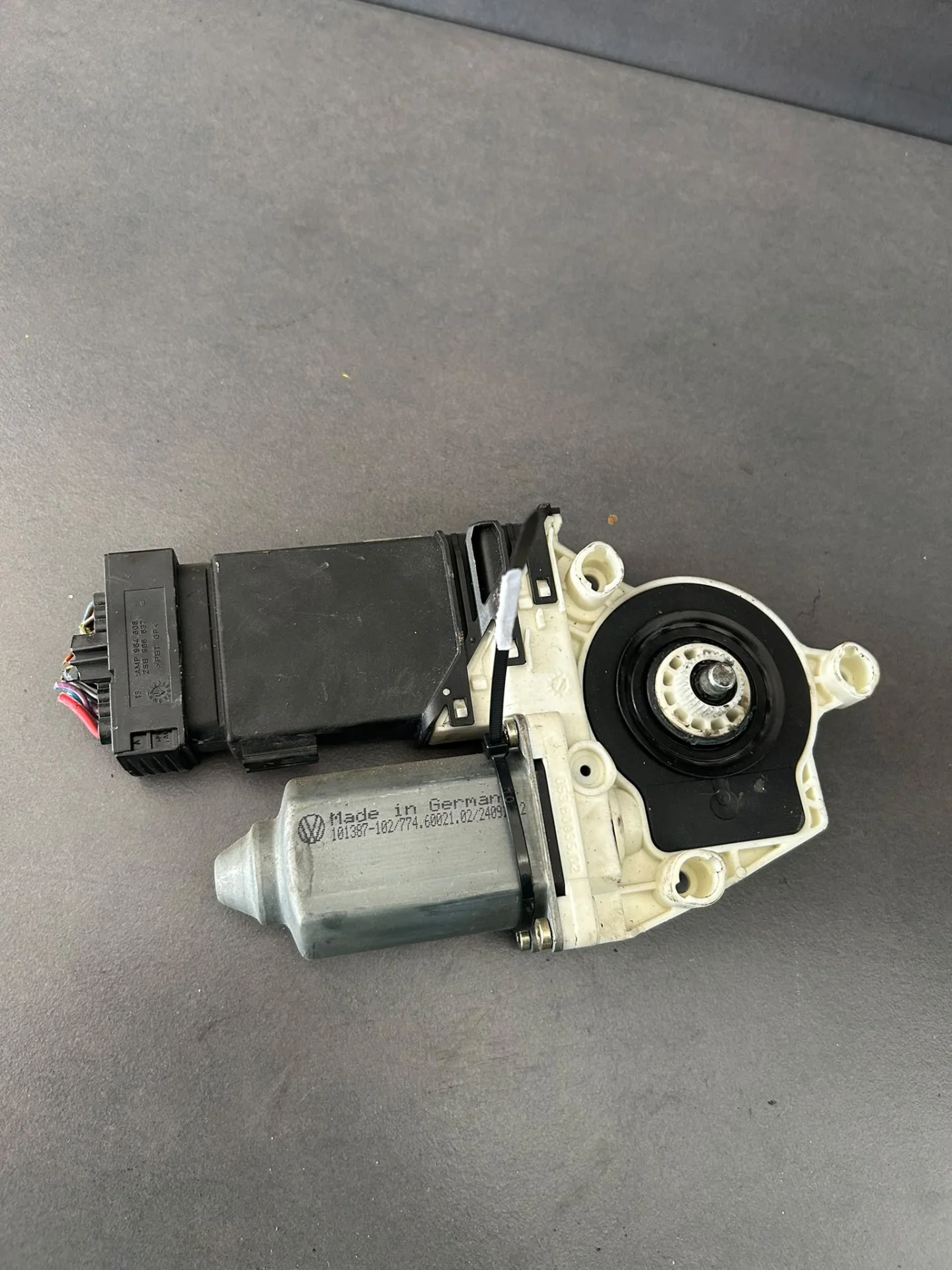 Motoras Macara Geam Stanga Fata Volkswagen Vw Golf 2001 