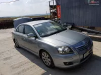 Far Fata Toyota Avensis Facelift