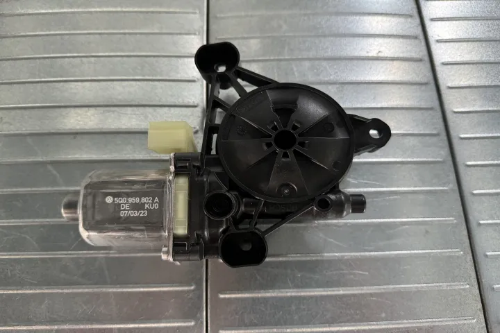 Motoras Macara Geam Stanga Fata Volkswagen Volkswagen Tiguan 2 [facelift] Ad1
