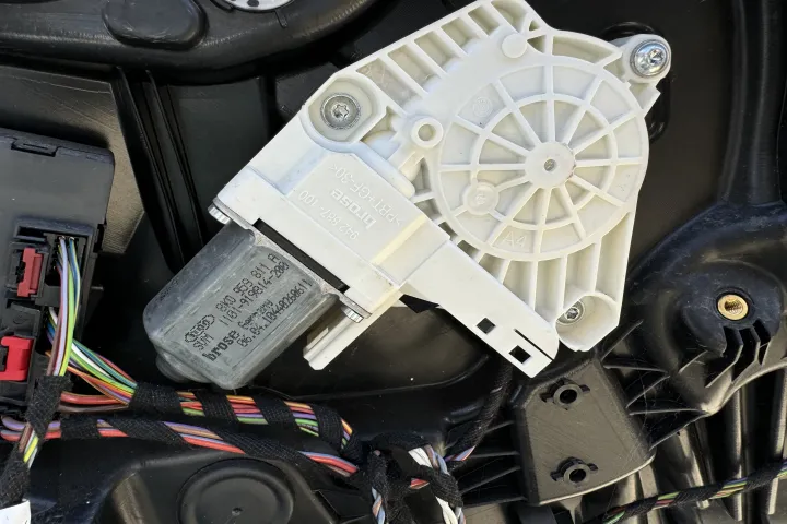 Motoras Macara Dreapta Spate Volkswagen Volkswagen Touareg Generatia 2 7p [2010 